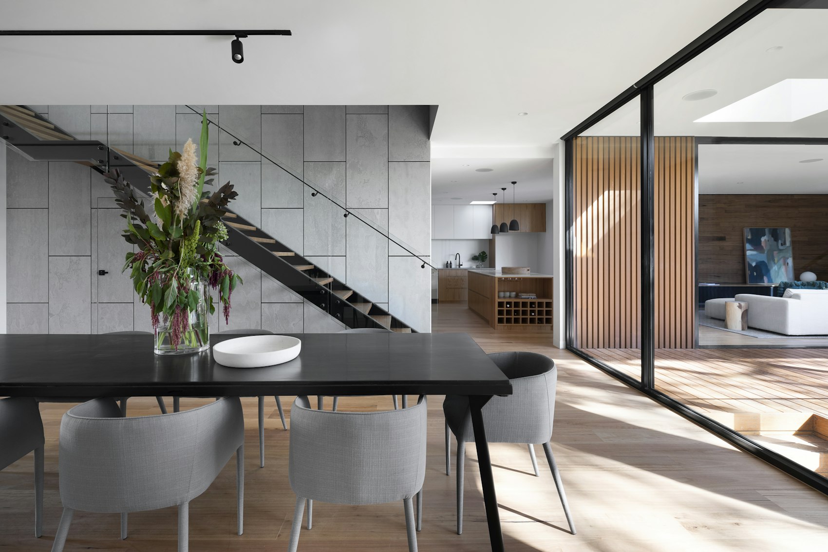 Intérieur lumineux et moderne d'un logement rénové et performant