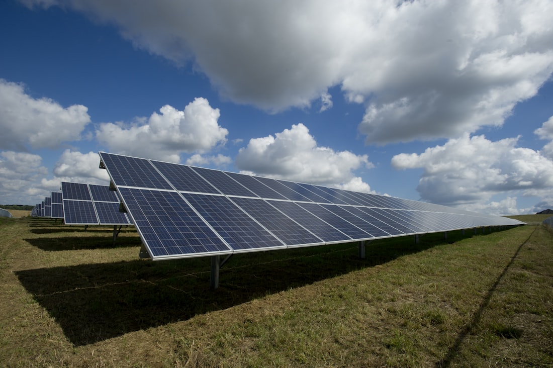 Panneaux solaires photovoltaïques sous un ciel bleu